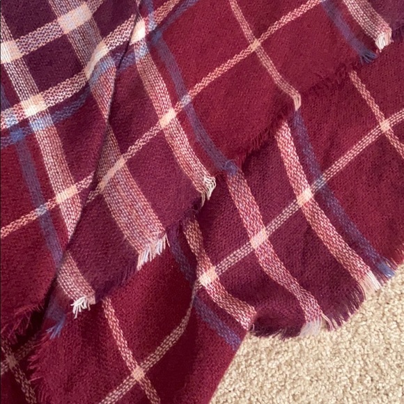 APT 9 MAROON BLANKET PONCHO - Picture 3 of 4